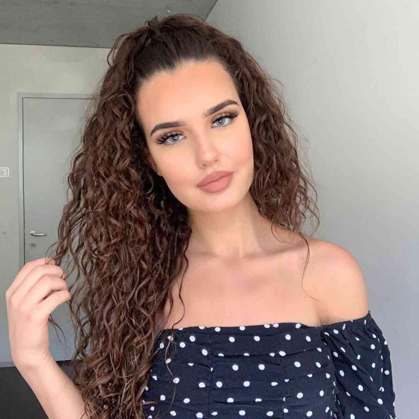 Sabrina, 27